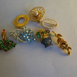 Bundle of 7 vintage brooches
